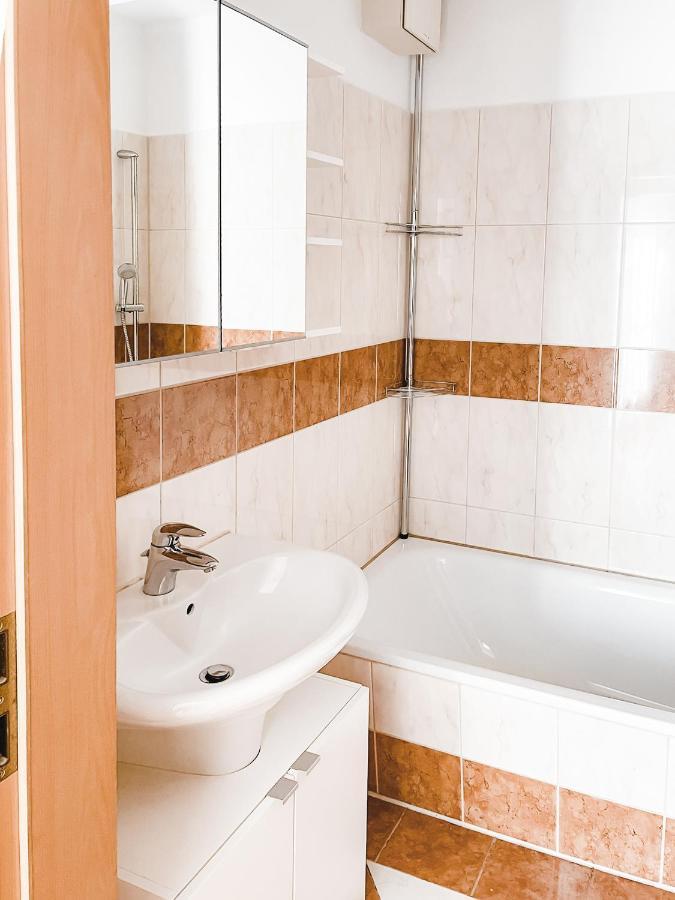 Schoene Wohnung, Eigene Terrasse, Privater Parkplatz, Wi-Fi, Waschmaschine, 3P Chemnitz Extérieur photo